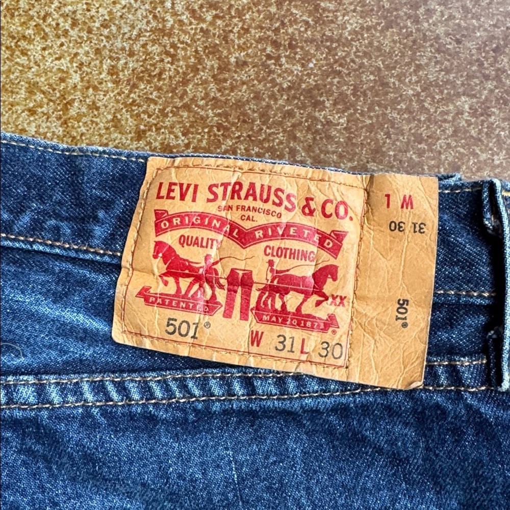Levi's Men's 501 button fly Blue Straight-Leg Jeans with Red Tab - Picture 2 of 4